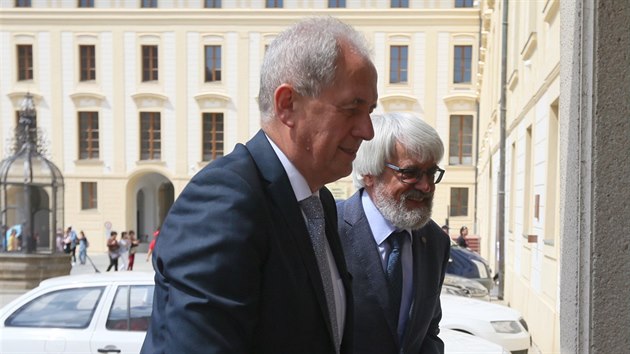 Předseda Nejvyššího správního soudu Josef Baxa (vlevo) a šéf Nejvyššího soudu Pavel Šámal přicházejí na jednání s prezidentem Milošem Zemanem (26. června 2018).