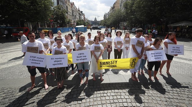 Aktivist v centru Prahy pi protestu proti lidskm otrokm