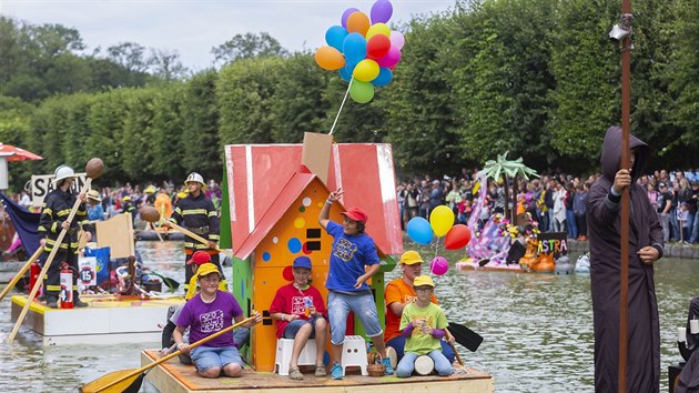 Celkem dvacet netradičních plavidel na lidský pohon zpestřilo víkendový rodinný festival Holešovská regata. (23. 6. 2018)