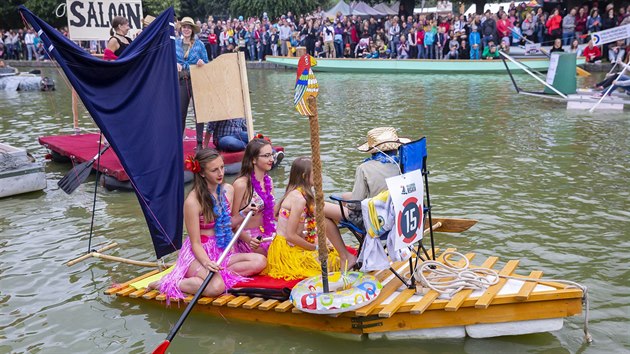 Celkem dvacet netradinch plavidel na lidsk pohon zpestilo vkendov rodinn festival Holeovsk regata. (23. 6. 2018)
