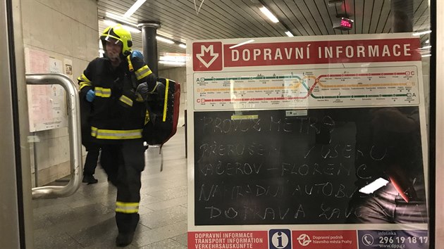 Kvůli pádu člověka do kolejiště nejezdí část linky C metra mezi stanicemi Kačerov a Pražského povstání. (24. 6. 2018)
