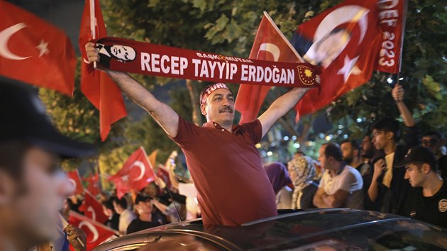 Příznivci Erdogana oslavují jeho vítězství v prezidentských volbách. (24. 6. 2018)