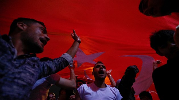 Příznivci Erdogana oslavují jeho vítězství v prezidentských volbách. (24. 6. 2018)