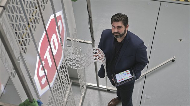 Josef Pihera z Fakulty elektrotechnick ZU pi pedstavovn prototypu bezpenostn dopravn uzvry SoftStop pro tunely. (28. ervna 2018)