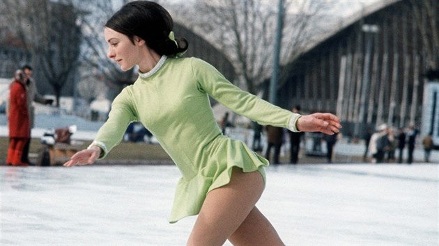 Jednoduch dres s dlouhmi rukvy si pro svoje zlat vystoupen na olympid v Grenoblu v roce 1968 vybrala  Peggy Flemingov.