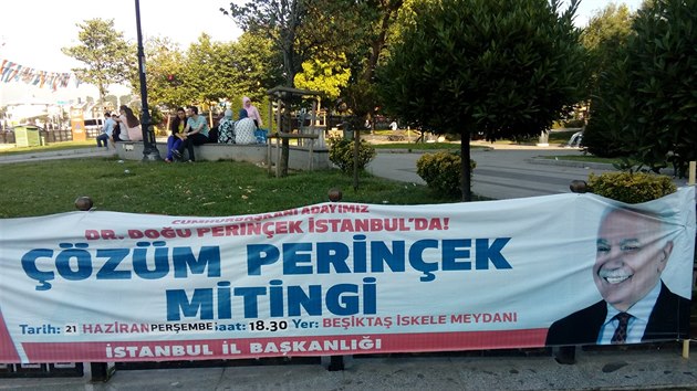 V historickém centru Istanbulu se návštěvník o nedělních volbách nedozví. Stačí však sejít z kopce k přístavu do čtvrti Eminönü a kampaň je rázem v plném proudu. Na snímku transparent Dogua Perinçeka, který kandiduje za levicovou stranu Vatan Partisi. (22. června 2018)