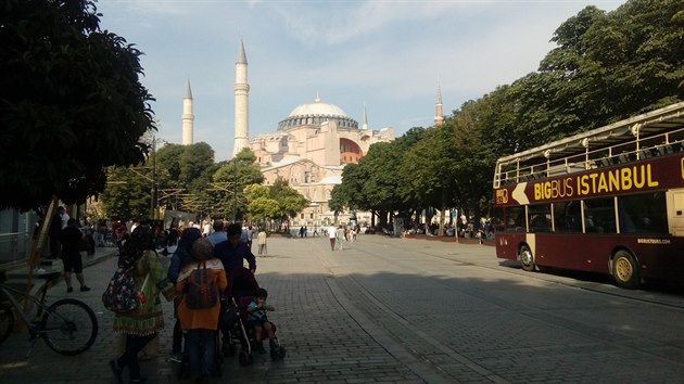 V historickém centru Istanbulu se návštěvník o nedělních volbách nedozví. (22. června 2018)