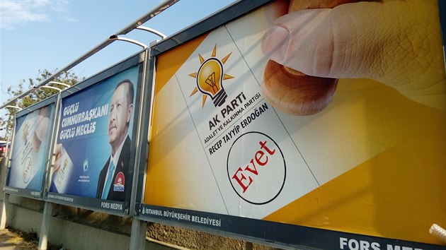 V historickém centru Istanbulu se návštěvník o nedělních volbách nedozví. Stačí však sejít z kopce k přístavu do čtvrti Eminönü a transparenty i billboardy se to jen hemží. Současný prezident Recep Tayyip Erdogan a jeho Strana spravedlnosti a rozvoje (AKP, na snímku) jich má výrazně více než ostatní kandidáti. (22. června 2018)