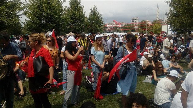 Mítink kandidáta na tureckého prezidenta Muharrema Inceho připomínal spíš hudební festival. (23. června 2018)