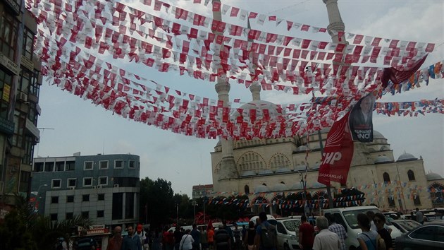 Na mítink kandidáta na tureckého prezidenta Muharrema Inceho lákaly transparenty a stranické prapory v širokém okolí. (23. června 2018)