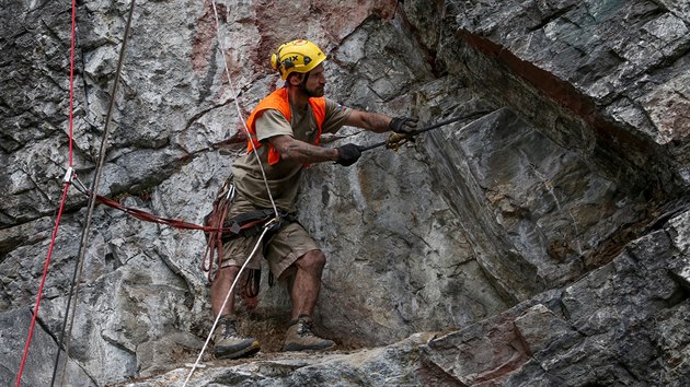Na Barevné skále u Českého Krumlova pokračují práce na zabezpečení masivu. Odborníci z něj uvolní zhruba 600 tun kamení, které hrozí, že by se mohlo zřítit.