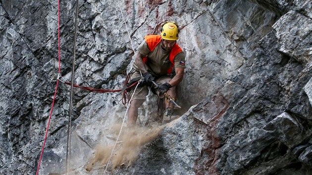 Na Barevné skále u Českého Krumlova pokračují práce na zabezpečení masivu. Odborníci z něj uvolní zhruba 600 tun kamení, které hrozí, že by se mohlo zřítit.
