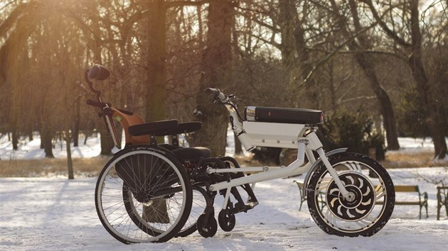 Bikedoo promění jakýkoli typ invalidního vozíku ve sportovní trojkolku a dodá mu pohon na jízdy do terénu i města.