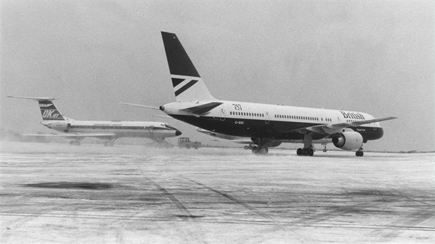 Boeing 757 poprv v Praze, 12. prosince 1983. Vedle je letoun TU-134A SA.