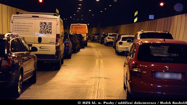 Motorkářka dostala smyk ve Strahovském tunelu, nehoda tunel uzavřela na necelé dvě hodiny (25. června 2018).