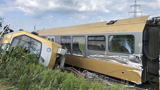 U dolnorakouskho Sankt Pltenu v ter vykolejila souprava zkorozchodn eleznice, dva vagony se pevrtily.  (26. erven 2018)