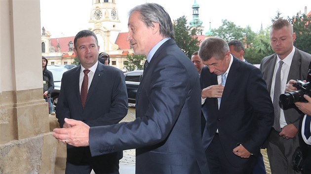 Premiér Andrej Babiš uvádí do úřadu ministerstva zahraničích věcí Jana Hamáčka. Přítomen byl i bývalý ministr zahraničí Martin Stropnický. (28. června 2018)