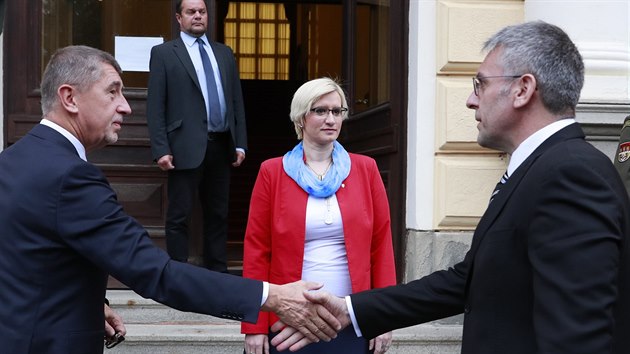 Premiér Andrej Babiš uvádí do úřadu ministerstva obrany Lubomíra Metnara. Ten nahradí dosavadní ministryni Karlu Šlechtovou. (26. června 2018)
