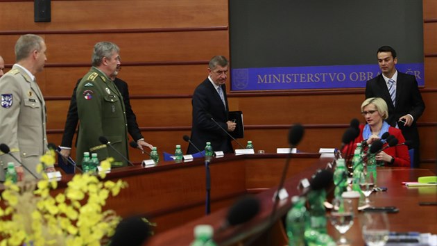 Andrej Babiš dnes do úřadu ministerstva obrany uvedl nového ministra. (26. června 2018)
