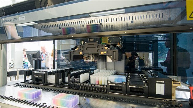 V této laboratoři inovačního centra P&G testují prací prostředky roboti.
