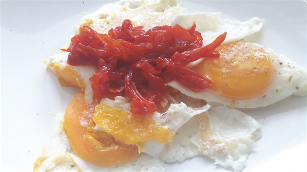 Pikantní paprikové čatní se hodí nejen k pečenému či grilovanému masu, výborné je i na obložené chleby, topinky či k vajíčkům. 