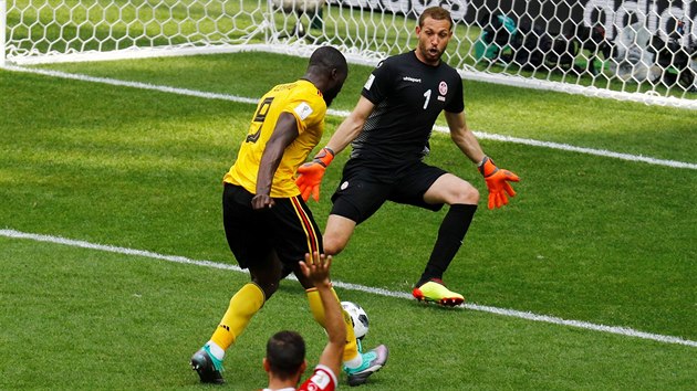 Belgický útočník Romelu Lukaku střílí svůj druhý gól Tunisku, překonává brankáře Fárúka bin Mustafu.