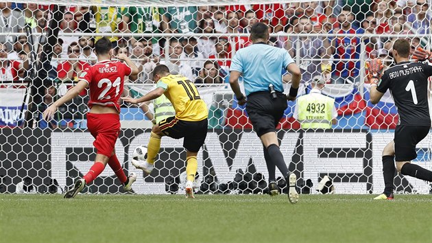 Belgický kapitán Eden Hazard střílí svůj druhý gól v zápase proti Tunisku.