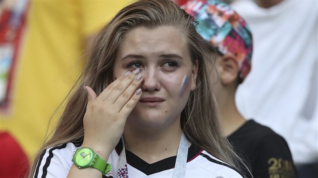 Německá fanynka si na stadionu v Kazani utírá slzy poté, co její tým na MS vypadl už ve skupině.