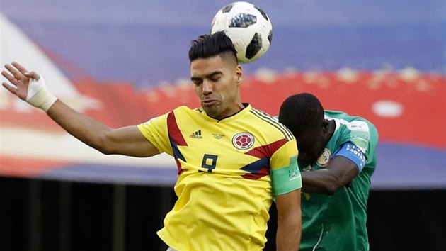 Kolumbijsk kapitn Radamel Falcao a Cheikhou Kouyat ze Senegalu ve vzdunm souboji.