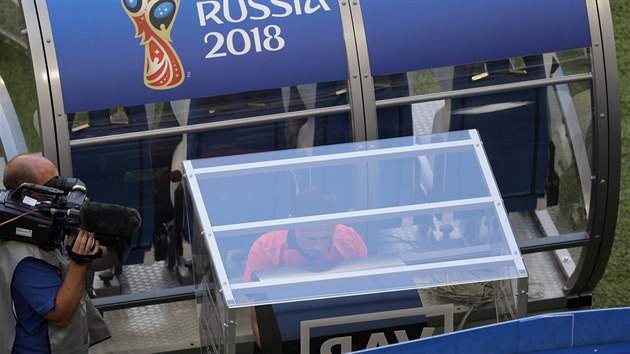 Srbský sudí Milorad Mažič si prohlíží záběry na monitoru během utkání Kolumbie - Senegal.