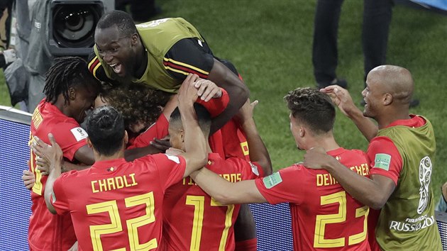 Belgičtí fotbalisté slaví gól v zápase MS prozti Anglii.