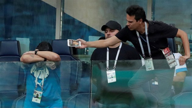 DIEGO ZNUDĚNÝ, UNAVENÝ  Diego Armando Maradona v hledišti při zápase MS Argentina - Nigérie.