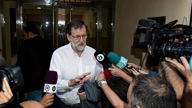 Mariano Rajoy se ve stedu vrtil do sv star prce, ped vchodem na nj ekali novini.