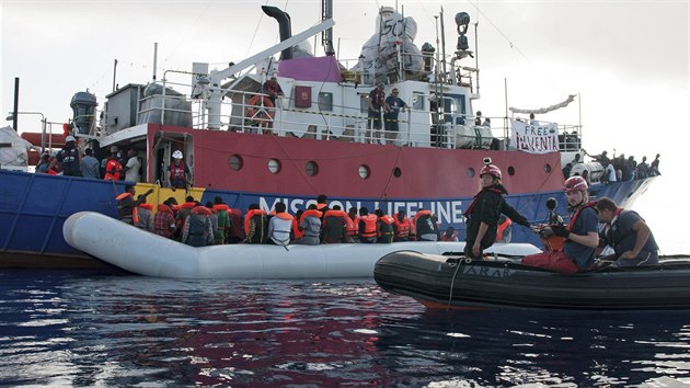 Migranty ze Stedozemnho moe zachrnila posdka lodi Lifeline (22. ervna 2018).