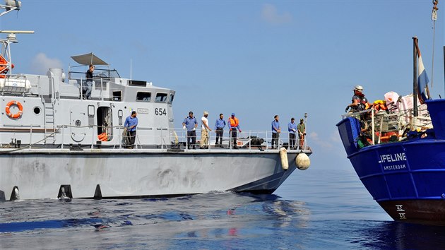 Migranty ze Stedozemnho moe zachrnila posdka lodi Lifeline (22. ervna 2018).