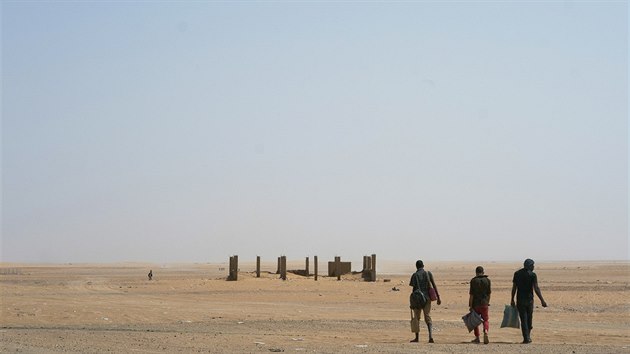 Při cestě přes poušť mnoho běženců zemře.