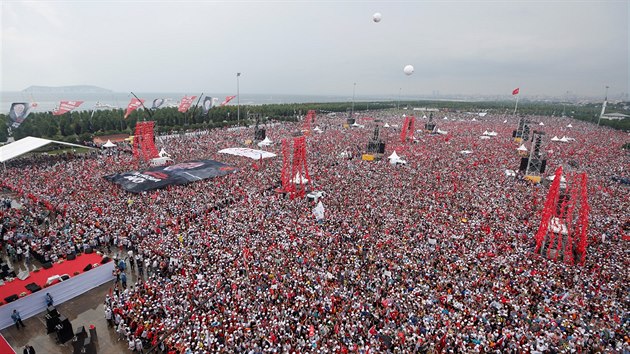 Příznivci prezidentského kandidáta Muharrema Inceho na volebním mítinku v Istanbulu (23. června 2018)