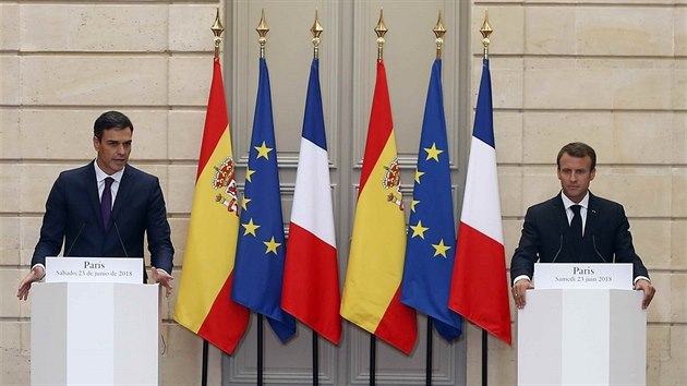 Francouzský prezident Emmanuel Macron se setkal se španělským premiérem Pedro Sánchezem. (23. června 2018)