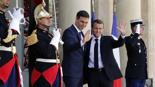 Francouzsk prezident Emmanuel Macron se v Elysejskm palci seel se panlskm premirem Pedro Snchezem. (23. ervna 2018)