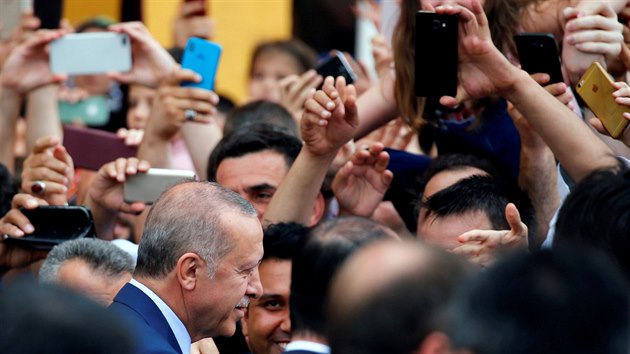 Tureck prezident Tayyip Erdogan pzuje fotografm pi odchodu z volebn mstnosti. (24. ervna 2018)