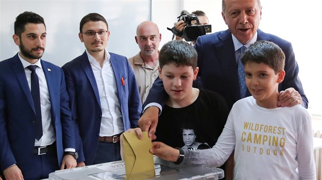 Tureck prezident Tayyip Erdogan vhodil lstek do urny spolen se svmi vnuky. (24. ervna 2018)