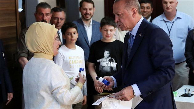 Turecký prezident Tayyip Erdogan spolu s manželkou Emine ve volební místnosti (24. června 2018)