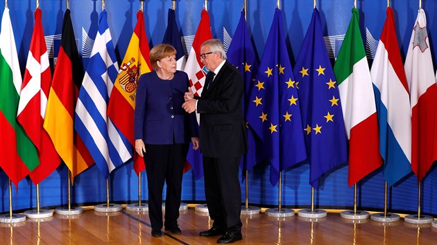 Německá kancléřka Angela Merkelová se vítá s předsedou Evropské komise Jeanem-Claudem Junckerem na „minisummitu“ k migrační problematice. (24. června 2018)