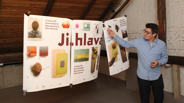 Ředitel jihlavského festivalu dokumentárních filmů Marek Hovorka a mluvčí přehlídky Zuzana Kopáčová představili festivalový plakát letošního ročníku. Letos je složen ze tří na sebe navazujících částí.