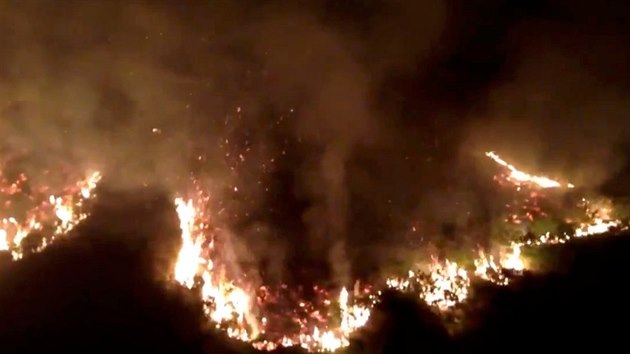 Hasiči bojují s požárem rašeliniště v Británii (28. 6. 2018)