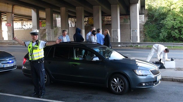 Policist Chodovsk ulici zastavili mue v aut, kter se snail utct a pot napadl policistu. (27.6.2018)