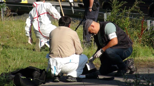 Policist Chodovsk ulici zastavili mue v aut, kter se snail utct a pot napadl policistu. (27.6.2018)