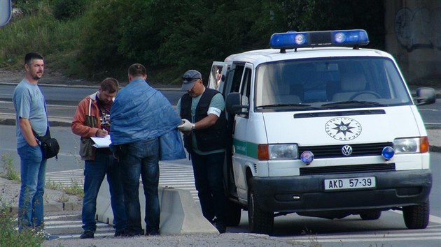 Policist Chodovsk ulici zastavili mue v aut, kter se snail utct a pot napadl policistu. (27.6.2018)