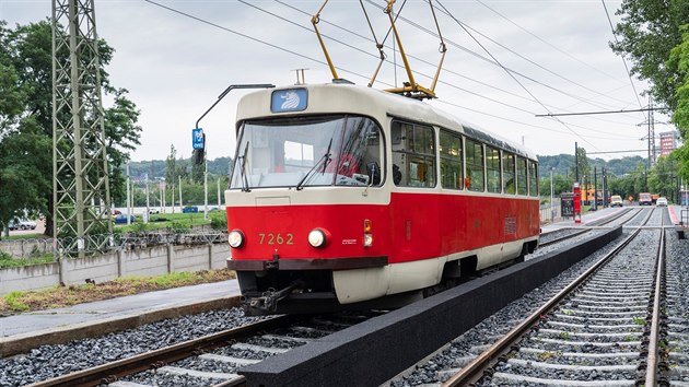 Odbornci ze stavebn fakulty VUT v Praze instalovali nov zkuebn protihlukov clony mezi tramvajovmi zastvkami Nov Hloubtn a Vozovna Hloubtn (28.6.2018)