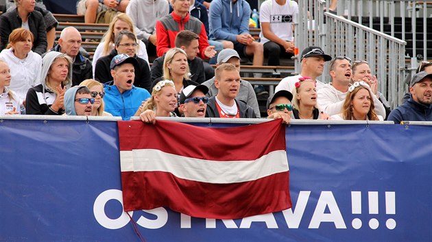 Lotyšští příznivci na turnaji Světového okruhu v plážovém volejbalu v Ostravě.